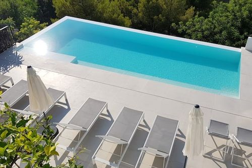 Colonial 15 minutes walk from beaches   High Design  Amaizing View     Villa muy comoda  Area muy tranquila   Muy cuidada Villa avec piscine privée à Sitges, Costa Dorada, Espagne, pour 11 personnes. La maison est située dans une zone urbaine et vallonnée près de la plage....