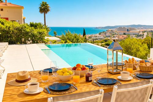 Colonial 15 minutes walk from beaches   High Design  Amaizing View     Villa muy comoda  Area muy tranquila   Muy cuidada Villa con piscina privada en Sitges, Costa Dorada, España, para 11 personas. La casa se encuentra en una zona de playa urbana y montañosa....