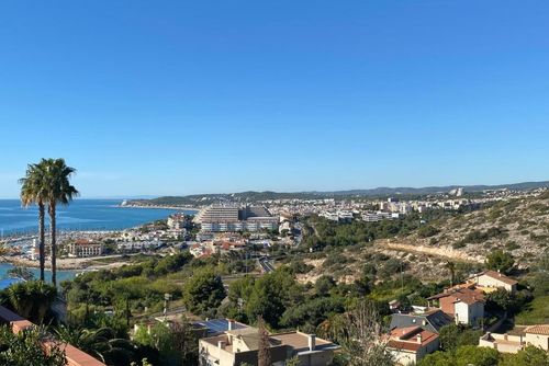 Colonial 15 minutes walk from beaches   High Design  Amaizing View     Villa muy comoda  Area muy tranquila   Muy cuidada Villa avec piscine privée à Sitges, Costa Dorada, Espagne, pour 11 personnes. La maison est située dans une zone urbaine et vallonnée près de la plage....