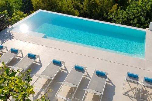 Colonial 15 minutes walk from beaches   High Design  Amaizing View     Villa muy comoda  Area muy tranquila   Muy cuidada Villa mit privatem Pool in Sitges, Costa Dorada, Spanien für 11 Personen. Das Haus befindet sich in einer hügeligen und urbanen Strandgegend....