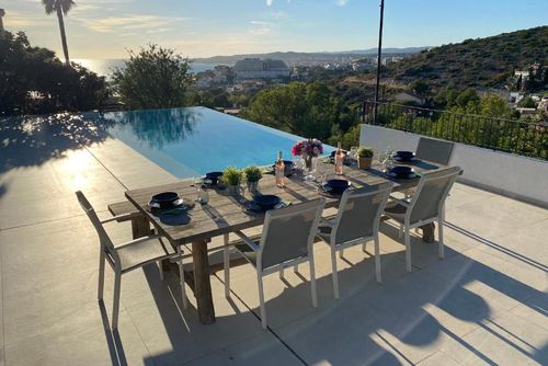 Colonial 15 minutes walk from beaches   High Design  Amaizing View     Villa muy comoda  Area muy tranquila   Muy cuidada Villa with private pool in Sitges, Costa Dorada, Spain for 11 persons. The house is situated in a hilly and urban beach area....