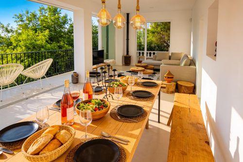 Colonial 15 minutes walk from beaches   High Design  Amaizing View     Villa muy comoda  Area muy tranquila   Muy cuidada Villa met privézwembad in Sitges, Costa Dorada, Spanje voor 11 personen. Het huis is gelegen in een heuvelachtig en stedelijk strandgebied....