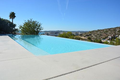 Colonial 15 minutes walk from beaches   High Design  Amaizing View     Villa muy comoda  Area muy tranquila   Muy cuidada Willa z prywatnym basenem w Sitges, Costa Dorada, Hiszpania, dla 11 osób. Dom usytuowany jest w górzystym i miejskim obszarze plażowym....