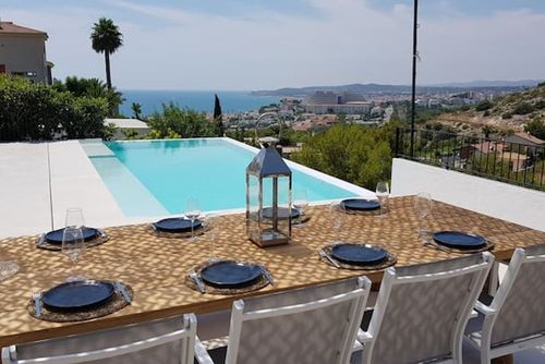 Colonial 15 minutes walk from beaches   High Design  Amaizing View     Villa muy comoda  Area muy tranquila   Muy cuidada Villa with private pool in Sitges, Costa Dorada, Spain for 11 persons. The house is situated in a hilly and urban beach area....