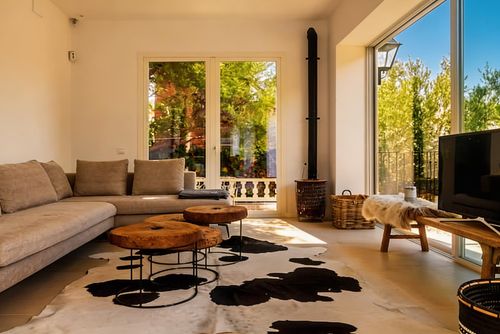 Colonial 15 minutes walk from beaches   High Design  Amaizing View     Villa muy comoda  Area muy tranquila   Muy cuidada Villa con piscina privada en Sitges, Costa Dorada, España, para 11 personas. La casa se encuentra en una zona de playa urbana y montañosa....