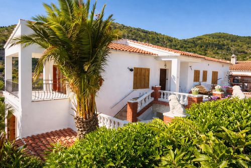 Colonial 15 minutes walk from beaches   High Design  Amaizing View     Villa muy comoda  Area muy tranquila   Muy cuidada Vila s privatnim bazenom u Sitgesu, Costa Dorada, Španija za 11 osoba. Kuća se nalazi u brdskom i urbanom području plaže....