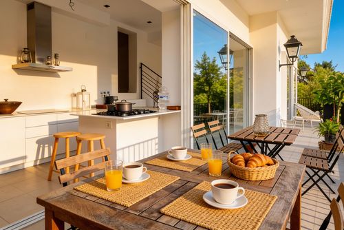 Colonial 15 minutes walk from beaches   High Design  Amaizing View     Villa muy comoda  Area muy tranquila   Muy cuidada Villa met privézwembad in Sitges, Costa Dorada, Spanje voor 11 personen. Het huis is gelegen in een heuvelachtig en stedelijk strandgebied....