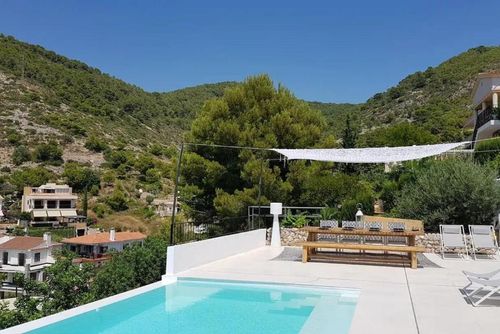 Colonial 15 minutes walk from beaches   High Design  Amaizing View     Villa muy comoda  Area muy tranquila   Muy cuidada Villa met privézwembad in Sitges, Costa Dorada, Spanje voor 11 personen. Het huis is gelegen in een heuvelachtig en stedelijk strandgebied....
