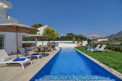 Abeto Moderne og komfortabel villa med privat pool i Xàbia, Costa Blanca, Spanien til 6 personer. Huset er beliggende i et beboelsesområde nær stranden....