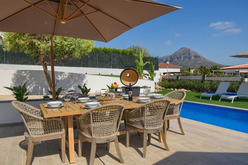 Abeto Villa moderna y cómoda en Jávea, Costa Blanca, España, con piscina privada para 6 personas. La casa está situada en una zona residencial de playa....