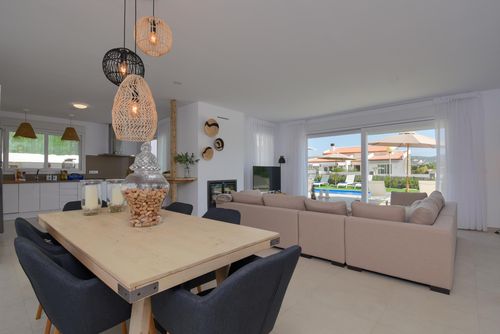 Abeto Villa moderna e confortevole a Jávea, Costa Blanca, Spagna con piscina privata per 6 persone. La casa è situata in una zona residenziale vicino alla spiaggia....