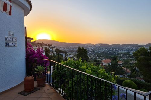 La Casita Blanca Hermano Villa in Moraira, Costa Blanca, Spanien für 6 Personen. Das Haus befindet sich in einer Küsten-, hügeligen und Wohngegend und ist 4 km vom Strand Playa Ampolla entfernt....