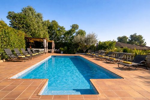 At 15 minutes drive from Sitges. Villa Ilusión   Pool XXL   Villa muy comoda  para grandes grupos Area muy tranquila   Muy cuidada Villa in Sitges, Costa Dorada, Spain with private pool for 10 persons. The house is situated in a hilly, wooded, and residential beach area....