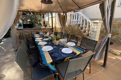 At 15 minutes drive from Sitges. Villa Ilusión   Pool XXL   Villa muy comoda  para grandes grupos Area muy tranquila   Muy cuidada Villa di Sitges, Costa Dorada, Spanyol dengan kolam renang pribadi untuk 16 orang. Rumah ini terletak di daerah pantai yang berbukit, berhutan, dan hunian....