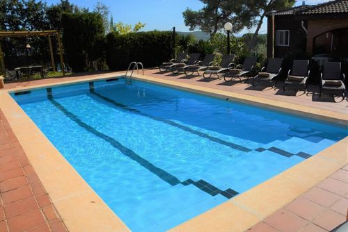 At 10 minutes drive from Sitges. Villa Soledad   Pool XXL   Villa muy comoda  para grandes grupos Area muy tranquila   Muy cuidada Villa med privat pool i Sitges, Costa Dorada, Spanien för 12 personer. Huset ligger i ett kuperat, lantligt, skogigt och bostadsmässigt strandområde....