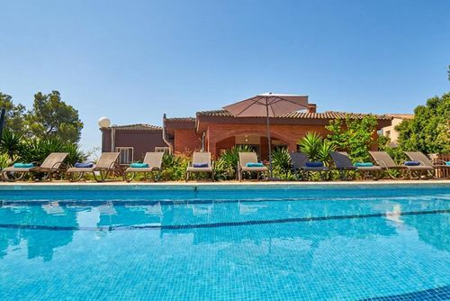 At 10 minutes drive from Sitges. Villa Soledad   Pool XXL   Villa muy comoda  para grandes grupos Area muy tranquila   Muy cuidada Villa in Sitges, Costa Dorada, Spanien mit privatem Pool für 12 Personen. Das Haus befindet sich in einem hügeligen, ländlichen, bewaldeten und wohnlichen Strandgebiet....