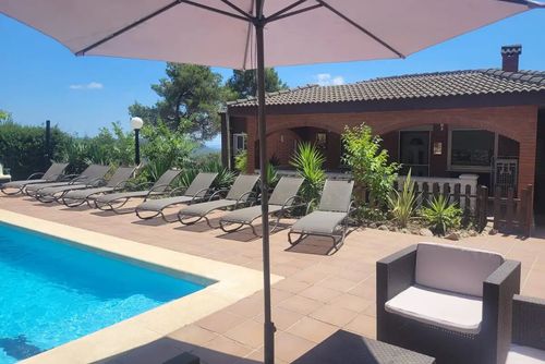 At 10 minutes drive from Sitges. Villa Soledad   Pool XXL   Villa muy comoda  para grandes grupos Area muy tranquila   Muy cuidada Villa met privézwembad in Sitges, Costa Dorada, Spanje voor 12 personen. Het huis is gelegen in een heuvelachtige, landelijke, bosrijke en residentiële strandomgeving....