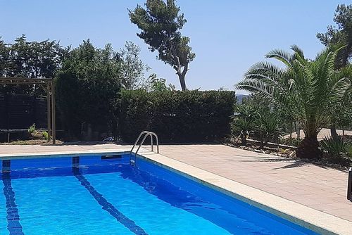 At 10 minutes drive from Sitges. Villa Soledad   Pool XXL   Villa muy comoda  para grandes grupos Area muy tranquila   Muy cuidada Villa med privat pool i Sitges, Costa Dorada, Spanien för 12 personer. Huset ligger i ett kuperat, lantligt, skogigt och bostadsmässigt strandområde....