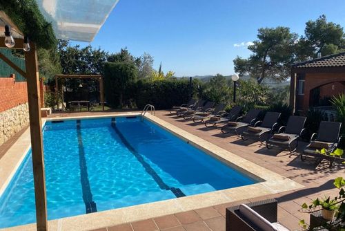 At 10 minutes drive from Sitges. Villa Soledad   Pool XXL   Villa muy comoda  para grandes grupos Area muy tranquila   Muy cuidada Villa con piscina privada en Sitges, Costa Dorada, España, para 12 personas. La casa está situada en una zona residencial de playa, rural, boscosa y montañosa....