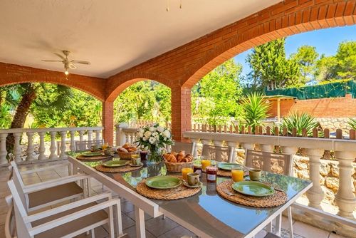At 10 minutes drive from Sitges. Villa Soledad   Pool XXL   Villa muy comoda  para grandes grupos Area muy tranquila   Muy cuidada Villa mit privatem Pool in Sitges, Costa Dorada, Spanien für 12 Personen. Das Haus befindet sich in einer hügeligen, ländlichen, bewaldeten und wohnlichen Strandgegend....