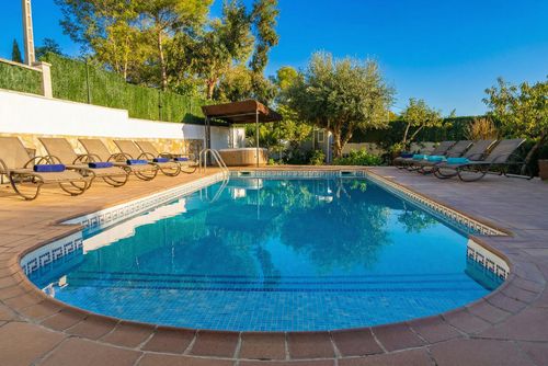 Villa Lluna At 15 minutes drive from Sitges.  Pool XXL Villa muy cómoda  para grandes grupos. Area muy tranquila y muy cuidada Goed ingerichte villa met privézwembad in Sitges, Costa Dorada, Spanje voor 10 personen. Het huis is gelegen in een landelijke, bosrijke, residentiële en bergachtige omgeving nabij het strand....