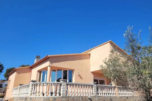 Villa Lluna At 15 minutes drive from Sitges.  Pool XXL Villa muy cómoda  para grandes grupos. Area muy tranquila y muy cuidada Goed ingerichte villa met privézwembad in Sitges, Costa Dorada, Spanje voor 10 personen. Het huis is gelegen in een landelijke, bosrijke, residentiële en bergachtige omgeving nabij het strand....