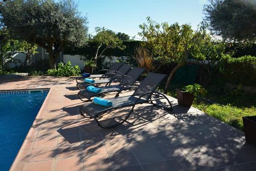 Villa Lluna At 15 minutes drive from Sitges.  Pool XXL Villa muy cómoda  para grandes grupos. Area muy tranquila y muy cuidada Well-furnished villa in Sitges, Costa Dorada, Spain, with a private pool for 16 persons. The house is situated in a rural, wooded, residential, and mountainous beach area....