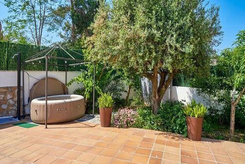 Villa Lluna At 15 minutes drive from Sitges.  Pool XXL Villa muy cómoda  para grandes grupos. Area muy tranquila y muy cuidada Goed ingerichte villa met privézwembad in Sitges, Costa Dorada, Spanje voor 10 personen. Het huis is gelegen in een landelijke, bosrijke, residentiële en bergachtige omgeving nabij het strand....