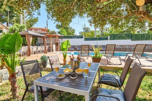 Villa Lluna At 15 minutes drive from Sitges.  Pool XXL Villa muy cómoda  para grandes grupos. Area muy tranquila y muy cuidada Villa bien amueblada con piscina privada en Sitges, Costa Dorada, España, para 10 personas. La casa está situada en una zona rural, boscosa, residencial y montañosa cerca de la playa....