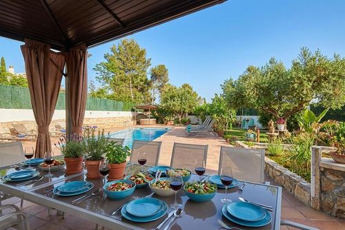 Villa Lluna At 15 minutes drive from Sitges.  Pool XXL Villa muy cómoda  para grandes grupos. Area muy tranquila y muy cuidada Goed ingerichte villa met privézwembad in Sitges, Costa Dorada, Spanje voor 10 personen. Het huis is gelegen in een landelijke, bosrijke, residentiële en bergachtige omgeving nabij het strand....