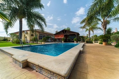 Sonrisa 10 Amplia y alegre villa en Chiclana de la Frontera, Costa de la Luz, España, con piscina privada para 10 personas. La casa se encuentra en una zona costera y rural, cerca de restaurantes, bares y supermercados....