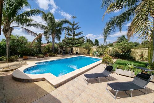 Sonrisa 10 Amplia y alegre villa en Chiclana de la Frontera, Costa de la Luz, España, con piscina privada para 10 personas. La casa se encuentra en una zona costera y rural, cerca de restaurantes, bares y supermercados....