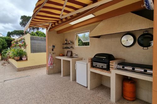 Sonrisa 6 Amplia y alegre villa en Chiclana de la Frontera, Costa de la Luz, España, con piscina privada para 6 personas. La casa se encuentra en una zona costera y rural, y está cerca de restaurantes, bares y supermercados....