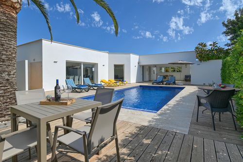 Mercedes 4 pax Moderne und komfortable Villa mit privatem Pool in Xàbia, Costa Blanca, Spanien für 4 Personen. Das Haus befindet sich in einer küstennahen, bewaldeten und wohnlichen Gegend....