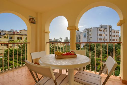 Delfines del Puerto Apartamento clásico con piscina comunitaria en Jávea, Costa Blanca, España para 4 personas. El apartamento está situado en una zona residencial de playa, cerca de restaurantes y bares, tiendas y supermercados, a 200 m de la playa La Grava, Puerto, Jávea y a 0....