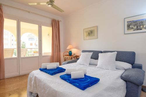 Delfines del Puerto Apartamento clásico con piscina comunitaria en Jávea, Costa Blanca, España para 4 personas. El apartamento está situado en una zona residencial de playa, cerca de restaurantes y bares, tiendas y supermercados, a 200 m de la playa La Grava, Puerto, Jávea y a 0....