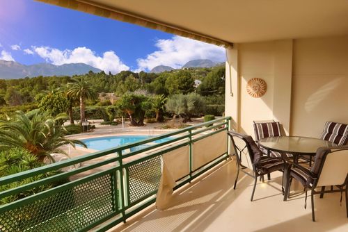 Casa Moreria Heerlijk en vrolijk appartement in Altea, Costa Blanca, Spanje met een gemeenschappelijk zwembad voor 4 personen. Het appartement is gelegen in een stedelijk strandgebied, dichtbij restaurants en bars, winkels en supermarkten, en op 3 km van Playa la Olla strand....