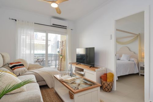 Puerto Mar Maravilloso y alegre apartamento en Jávea, Costa Blanca, España para 4 personas. El apartamento está situado en una zona urbana de playa, cerca de restaurantes y bares, tiendas y supermercados, a 200 metros de la playa de la Grava y a 0....