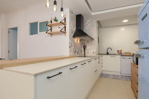 Puerto Mar Appartement merveilleux et convivial à Jávea, Costa Blanca, Espagne pour 4 personnes. L'appartement est situé dans une zone urbaine de plage, à proximité des restaurants et bars, des boutiques, et des supermarchés, à 200 m de la plage de Playa de la Grava et à 0,2 km de la Méditerranée, Jávea....