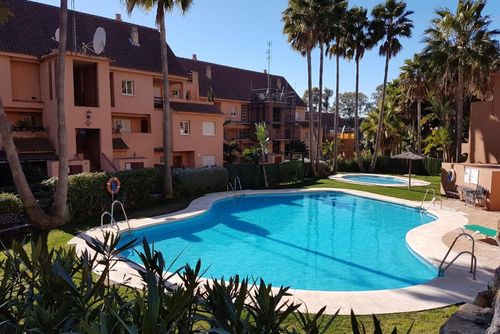 Apartment Casares Costa Šarmantan i udoban apartman u Casares Costa, Andaluzija, Španjolska s zajedničkim bazenom za 4 osobe. Apartman je smješten u stambenoj zoni blizu plaže, blizu restorana i barova te na 1 km od plaže Playa Chico....