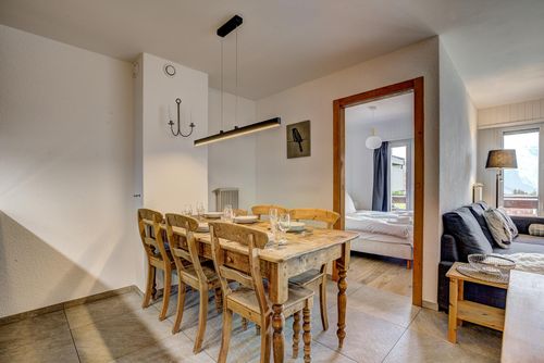 Appartement Bellevue 211 Klassisk og dejlig lejlighed i La Tzoumaz, Four Valleys, Schweiz til 6 personer. Lejligheden ligger i et bjergrigt område, tæt på restauranter og barer, supermarkeder og en tennisklubsbane, inden for 200 m fra pisten og inden for 200 m fra liftstationen....