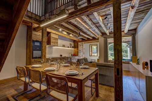 Chatka Maison moderne et confortable à Chamonix-Mont Blanc, Chamonix-Alpes, France pour 6 personnes. La maison est située dans une région montagneuse....