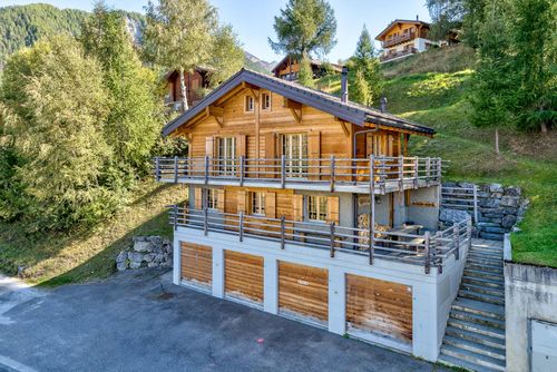 Chalet Cabana Luna Maison de vacances moderne et confortable à La Tzoumaz, 4 Vallées, Suisse, pour 10 personnes. La maison est située dans une région montagneuse et à proximité de restaurants et de bars....
