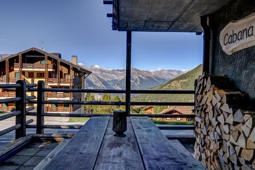 Chalet Cabana Luna Modernes und komfortables Ferienhaus in La Tzoumaz, 4 Täler, Schweiz für 10 Personen. Das Haus befindet sich in einer bergigen Gegend und in der Nähe von Restaurants und Bars....
