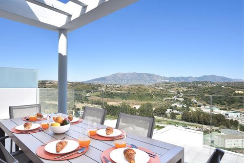 Casa Banderas Winter Apartamento moderno y lujoso en Mijas Costa, Andalucía, España para 6 personas. El apartamento está situado en una zona costera elevada y se encuentra a 2 km de la playa de Cala de Mijas....