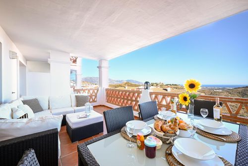 Las Palmeras 473 Winter Maravilloso y cómodo apartamento en Mijas Costa, Andalucía, España, con una piscina comunitaria para 4 personas. El apartamento está situado en un complejo, en una zona residencial costera y montañosa, cerca de un campo de golf, a 3 km de la playa de Playa de Calahonda y a 3 km de La Cala de Mijas....