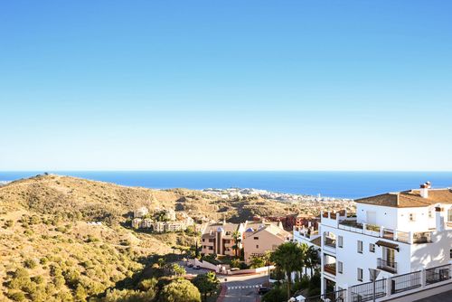 Las Palmeras 473 Winter Wunderschöne und komfortable Wohnung in Mijas Costa, Andalusien, Spanien, mit einem Gemeinschaftspool für 4 Personen. Die Wohnung befindet sich in einem Resort, in einer küstennahen, hügeligen und Wohngegend, in der Nähe eines Golfplatzes, 3 km vom Strand Playa de Calahonda und 3 km von La Cala de Mijas entfernt....