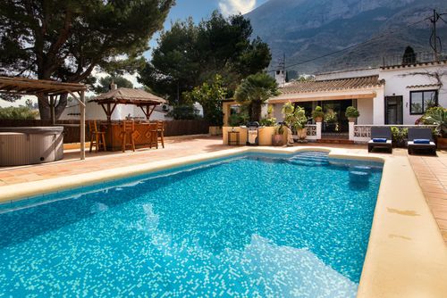 Villa Marco Villa en Denia, Costa Blanca, España, con piscina privada para 4 personas. La casa está situada en una zona residencial de playa y colinas, a 3 km de la playa de La Marineta....