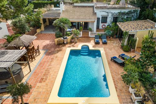 Villa Marco Villa en Denia, Costa Blanca, España, con piscina privada para 4 personas. La casa está situada en una zona residencial de playa y colinas, a 3 km de la playa de La Marineta....