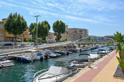 Eclari Winter Hermoso y alegre apartamento en Jávea, Costa Blanca, España, con piscina comunitaria para 6 personas. El apartamento está ubicado en una zona residencial de playa, cerca de restaurantes y bares, tiendas, supermercados y una pista de tenis, a 500 m de la playa El Arenal, Jávea, y a 0,5 km del Mar Mediterráneo....